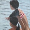 Cuadro NIÑAS MIRANDO EL MAR Carlos Altisent 75×60 cm - Imagen 3